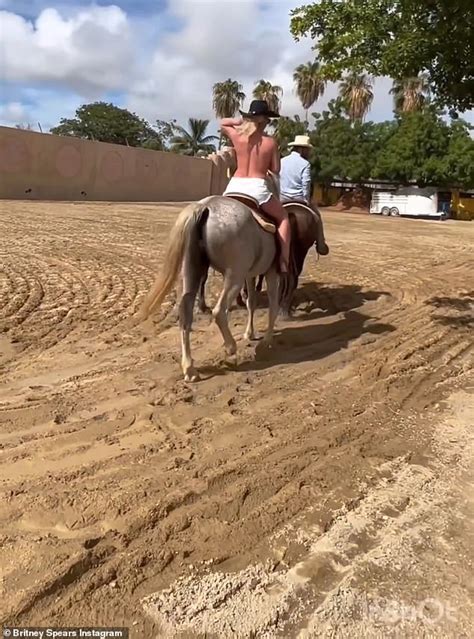 Britney Spears goes horseback riding TOPLESS in the desert。